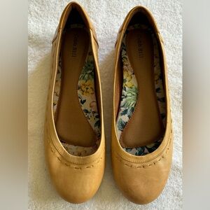 Cobb Hill Size 8.5 tan light brown mustard leather flats rounded toe